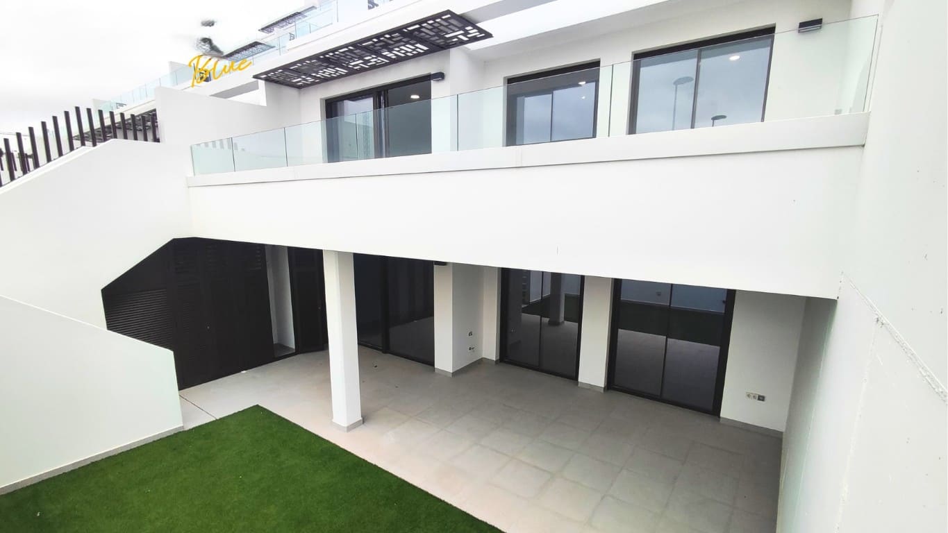 Роскошный-таунхаус-с-садом-в-продажу-в-Финестрате-01 Роскошный таунхаус с садом на продажу в Финестрате