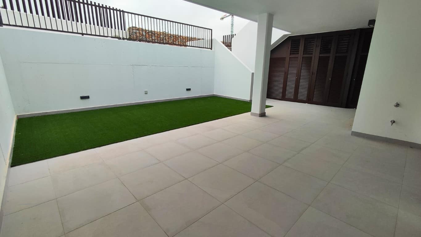 Роскошный-таунхаус-с-садом-в-продажу-в-Финестрате-09