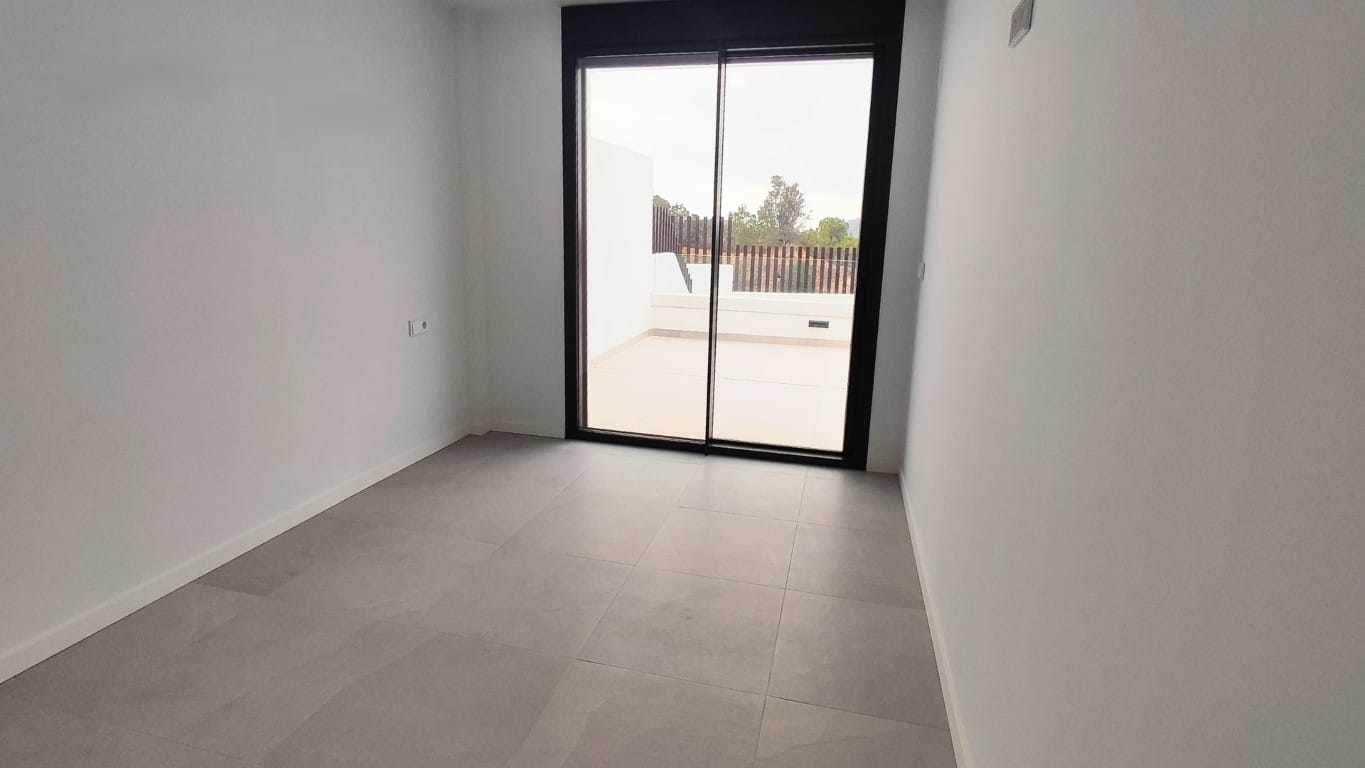 Роскошный-таунхаус-с-садом-в-продажу-в-Финестрате-12